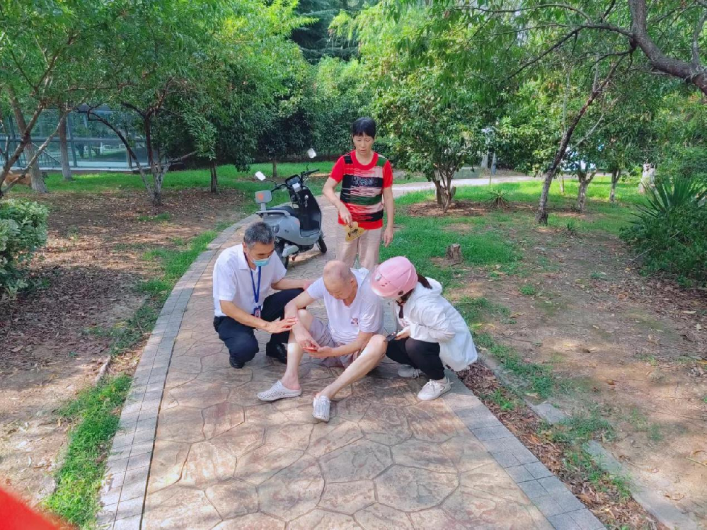 老人摔倒物业扶  小小善举暖人心