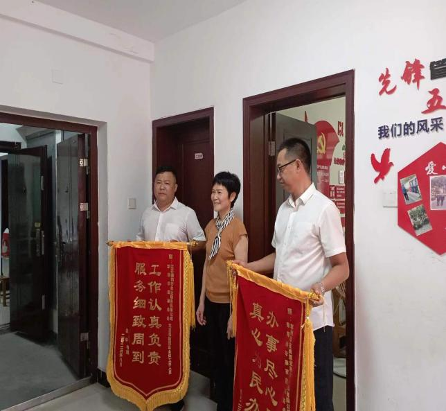 物业服务暖人心，业主真情送锦旗 