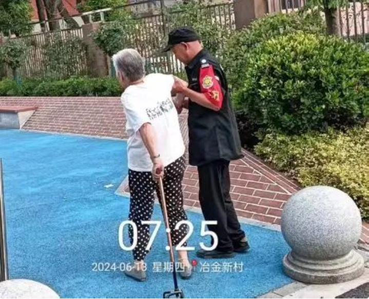伸出援手扶老人 传递温暖正能量