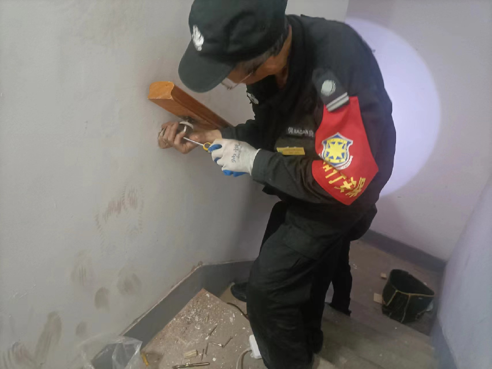 修好扶手解民忧，清除隐患保安全