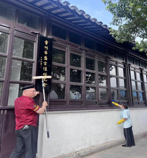 在拆迁灰尘中“一尘不染”