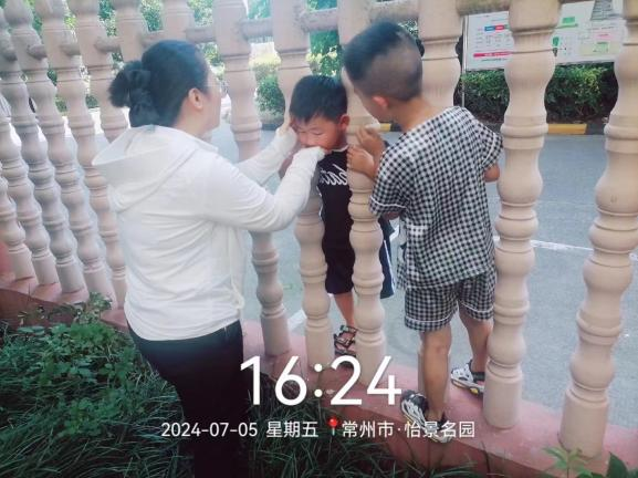 孩子头卡栏杆，暑期安全不容忽视