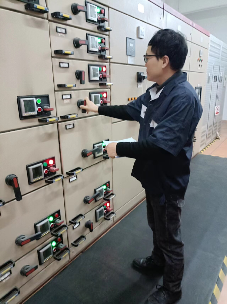 严谨巡查，守护大楼电力安全