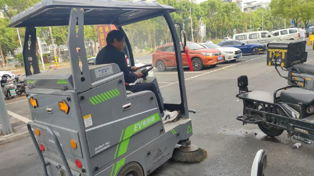 公司引进高效保洁扫地车，提升小区清洁效率