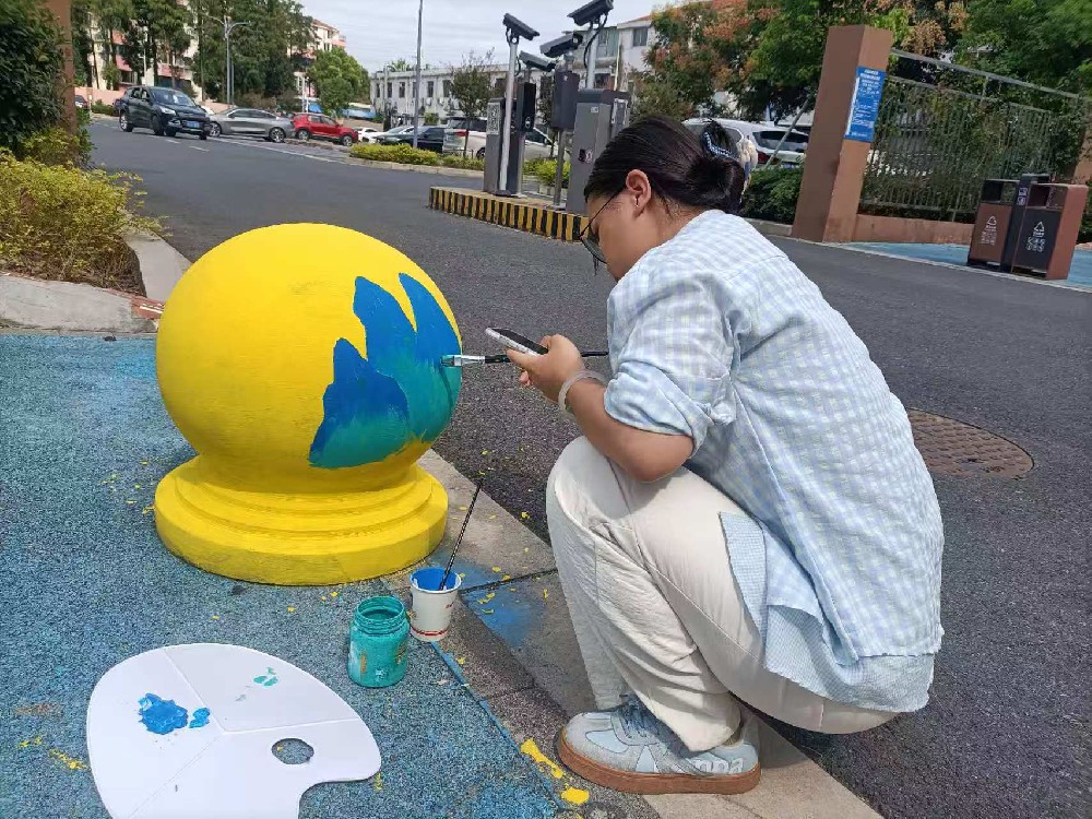 物业校社联动焕新颜 冶金新村石球“穿彩衣”