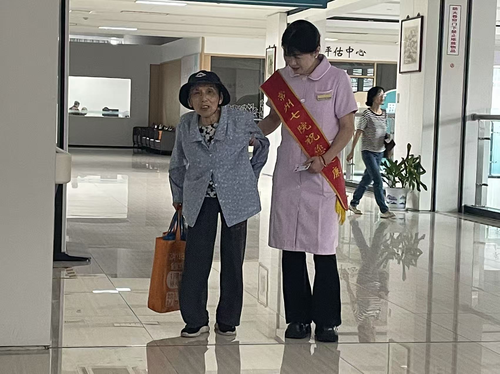 医导暖心助残障老人 物业服务传递医者温度